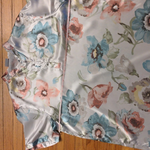 Like new short sleeve floral satiny nightie button size L - Picture 8 of 13
